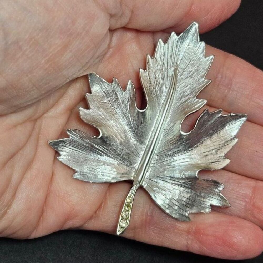Vintage silver tone maple leaf brooch